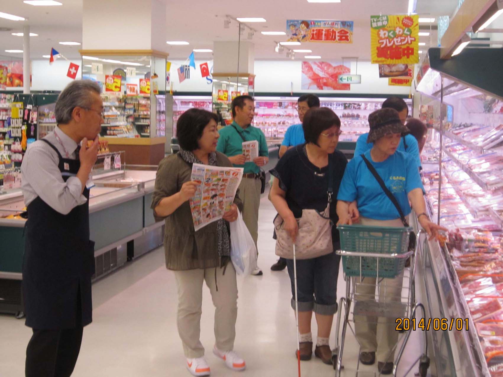写真：スーパーの店内で買い物体験をしている様子