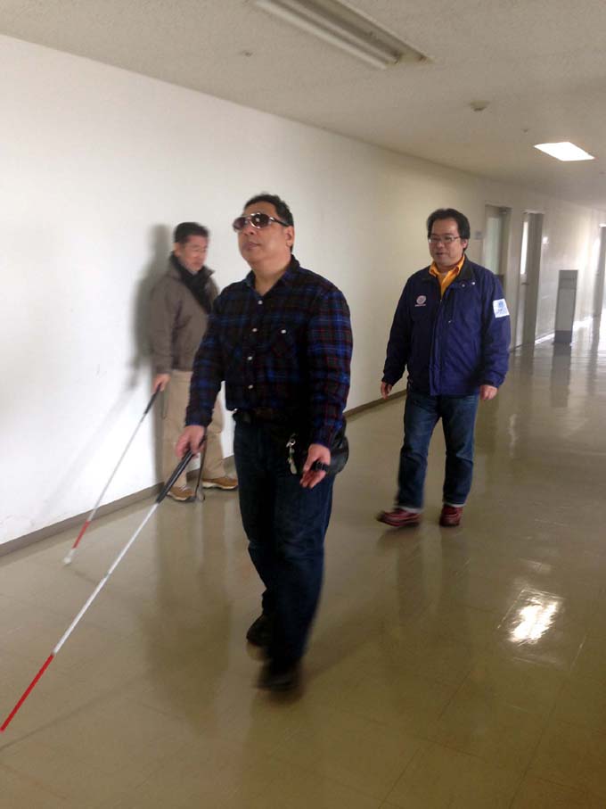 写真：講師の指導で補講訓練を受けている様子