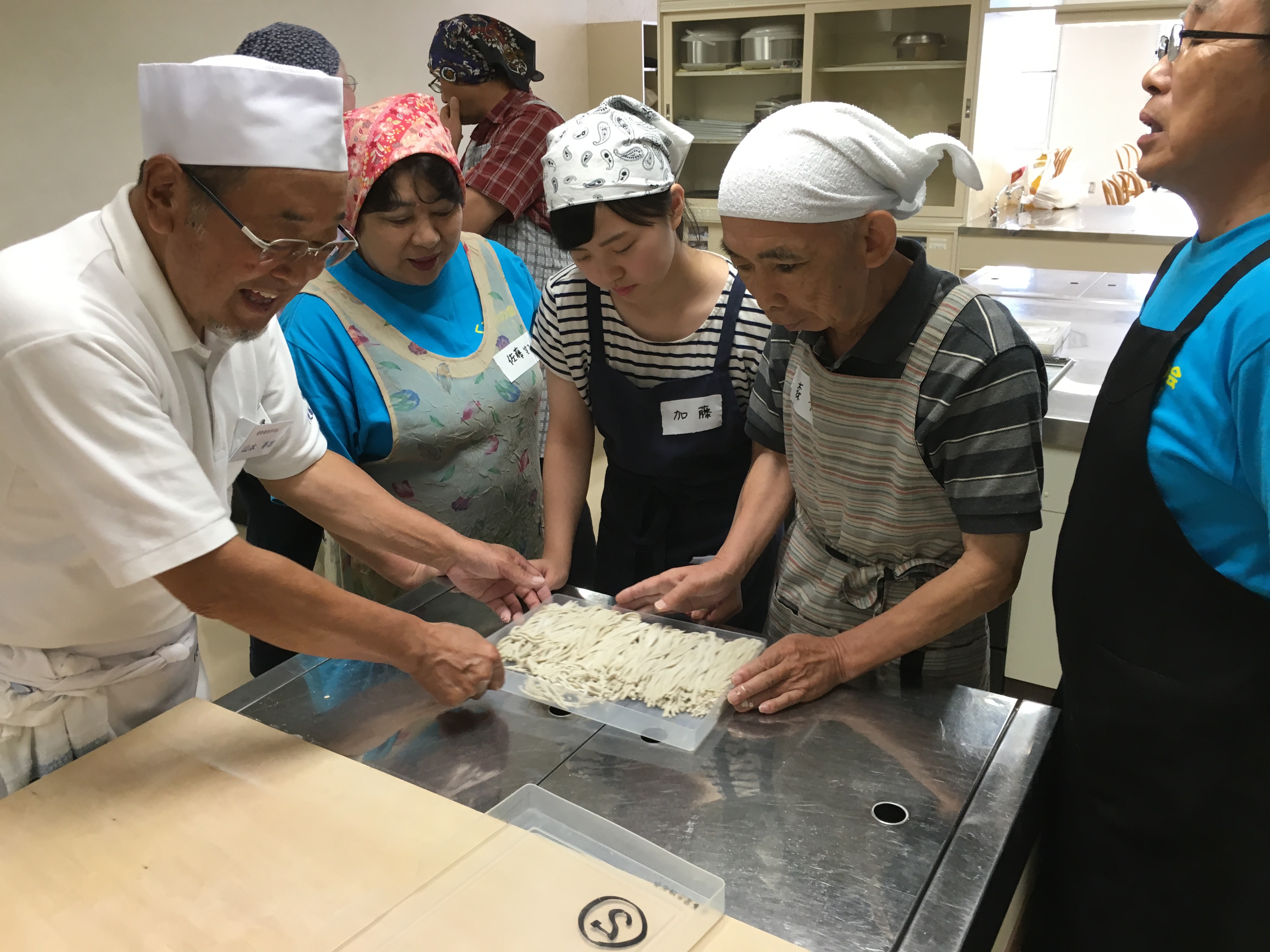 写真：出来上がったそばを確認している様子