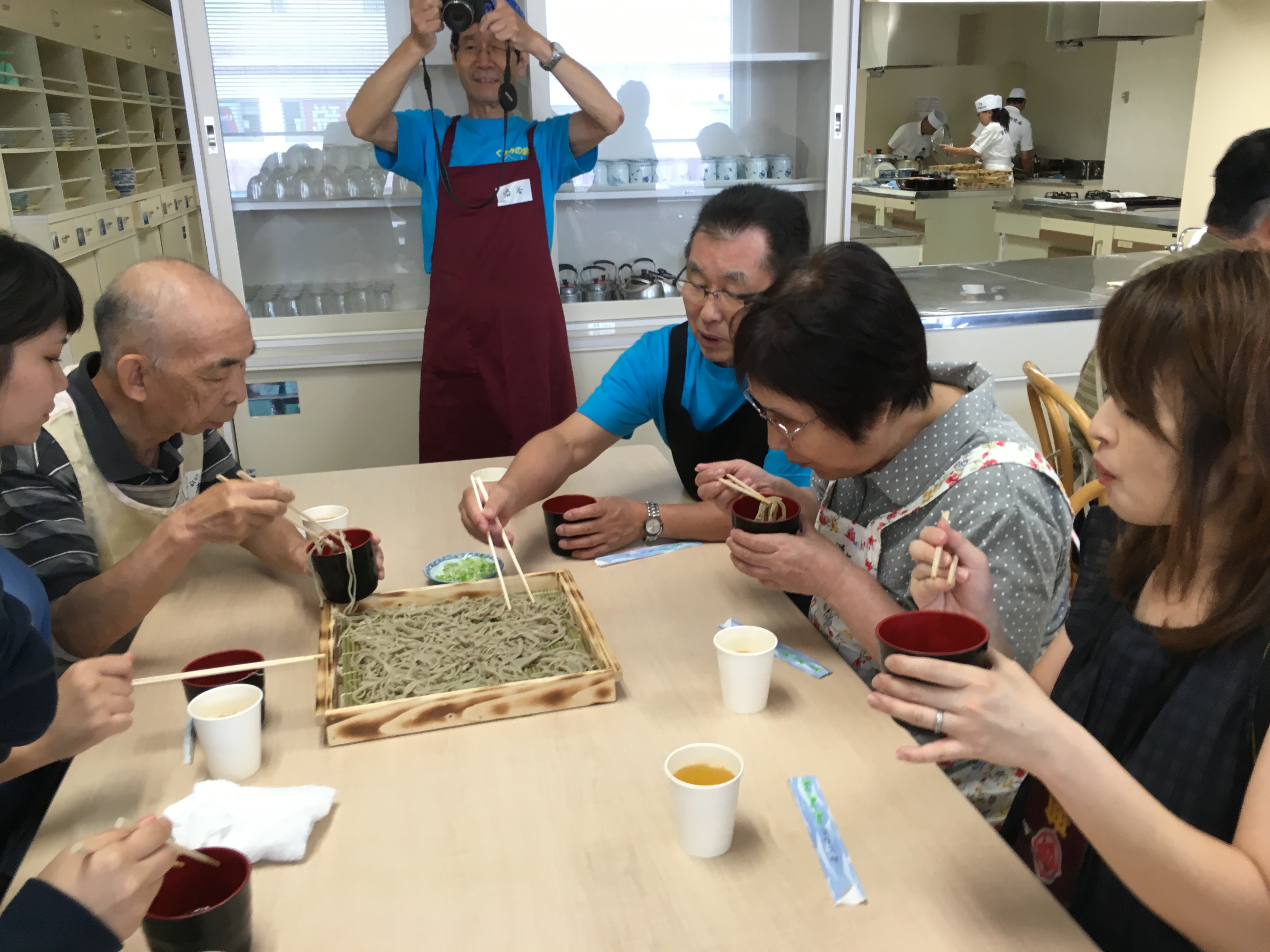 写真：そばを試食しているところ