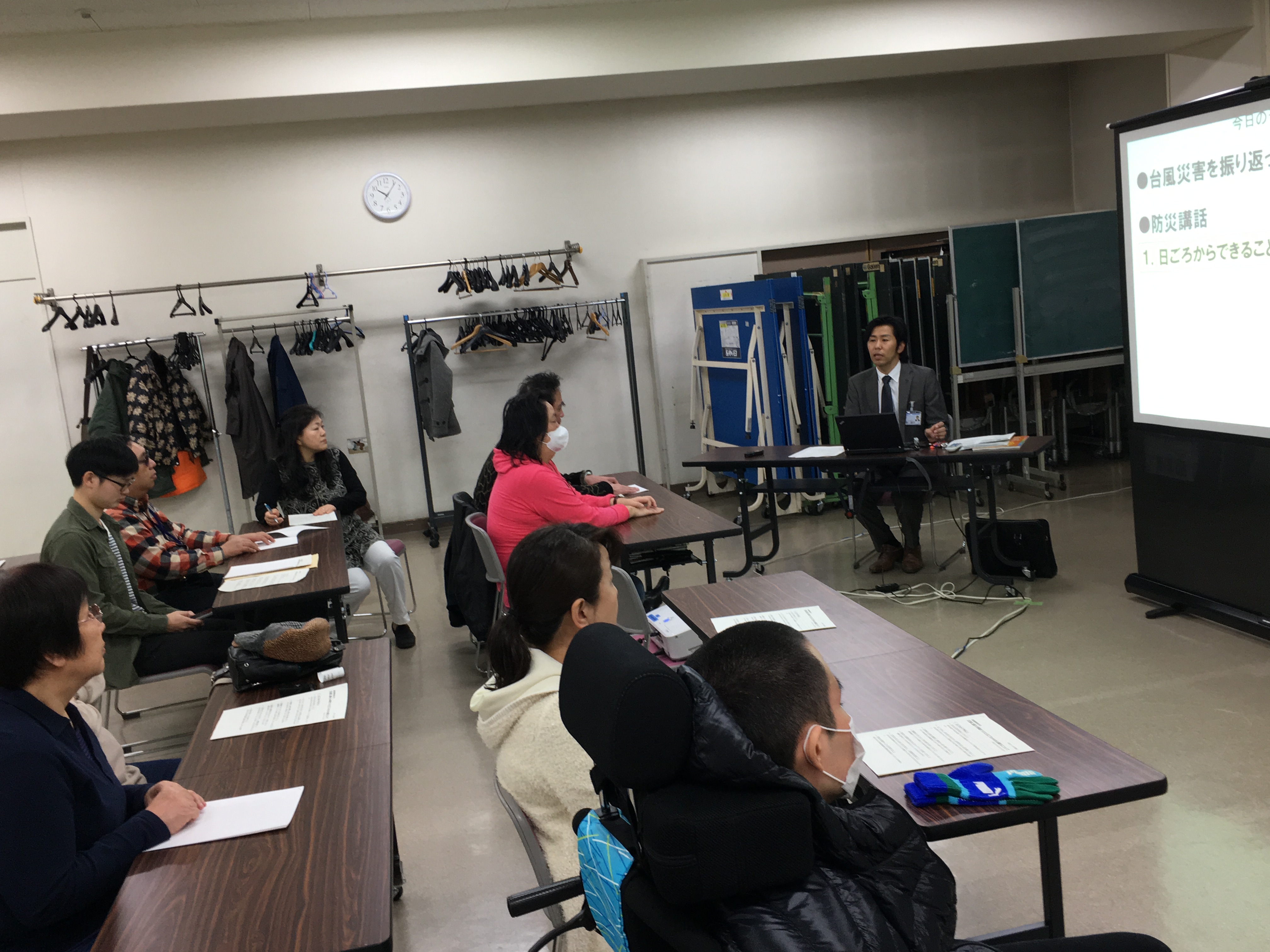 熱心に聞いている参加者