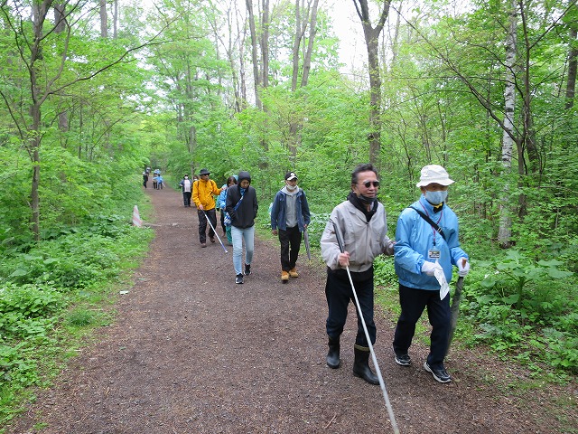 写真：公園内を歩く参加者たち