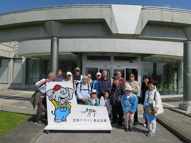 ナウマン象記念館で集合写真