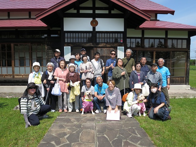 旧川原邸前での集合写真